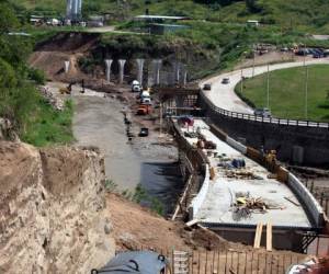 Así lucen los primeros avances del megaproyecto vial que se construye a un costado del río Choluteca, proyecto que ya no será inundable debido a modificaciones de diseño. Foto: Efrain Salgado/EL HERALDO.