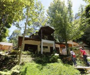 Los dos centros de visitantes que dispone el parque hay capacidad para albergar a 40 personas, además se cuenta con dos áreas para acampar en las cercanías de los centros.