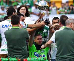 El arquero del Chapecoense Jackson Follmann, sobreviviente al accidente aéreo en Colombia, levanta la Copa Sudamericana en el estadio Arena Condá, en memoria de sus compañeros fallecidos, foto: AFP.