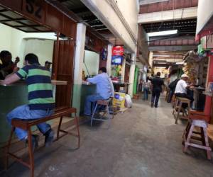 En algunos mercados de la capital los locatarios han optado por emplear energía eléctrica, pero todavía hay quienes utilizan los cilindros de gas. Foto: Marvin Salgado/EL HERALDO.