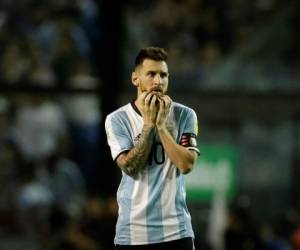 El argentino Lionel Messi reacciona durante un partido de la Copa Mundial contra Perú en el estadio La Bombonera de Buenos Aires. Agencia AP.