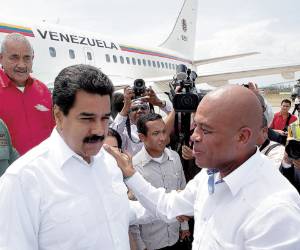 This handout picture released by the Venezuelan presidency press office shows Haitian President Michel Martelly (R) greeting his Venezuelan counterpart Nicolas Maduro (L) during an official visit in Port-au-Prince, on June 25, 2013. AFP PHOTO/PRESIDENCIA