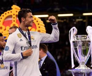 El delantero portugués del Real Madrid, Cristiano Ronaldo, celebra el trofeo después de que el Real Madrid ganara el partido de fútbol de la UEFA Champions League entre la Juventus y el Real Madrid en el Estadio Principado de Cardiff, al sur de Gales. Foto AFP.