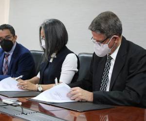 Momento en que el ministro de Salud y la directora ejecutiva del CNA firmaban el convenio de veeduría.