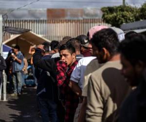 La caravana, que ha llegado a sumar unas 7,000 personas, ha recorrido en poco más de un mes más de 4.400 kilómetros desde Honduras hasta Tijuana. Foto: Agencia AFP