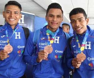 A su llegada al aeropuerto Internacional Toncontín de Tegucigalpa los jugadores fueron recibidos por el secretario de la Fenafuth José Ernesto Mejía. Foto: El Heraldo /OPSA