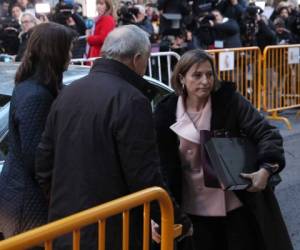 la vicepresidenta del parlamento de Cataluña, Carme Forcadell, llegó a la Corte Suprema de Justicia en Madrid para ser interrogada sobre su papel en el proceso de independencia de Cataluña.
