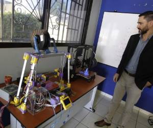 Gerardo Flores, del Ihcieti, muestra la réplica de la impresora 3D realizada por jóvenes del instituto, foto: A. Amador / M. Salgado.