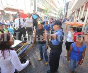 Los uniformados comenzaron a desalojar a los vendedores con sus puestos móviles (Foto: David Romero/ EL HERALDO)