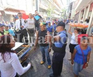 Los uniformados comenzaron a desalojar a los vendedores con sus puestos móviles (Foto: David Romero/ EL HERALDO)