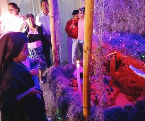 La tradición de las posadas enseña a las nuevas generaciones la solidaridad y el valor de la fe en Tegucigalpa y Comayagüela. Esta tradicional actividad también se practica en municipios cercanos como Lepaterique.