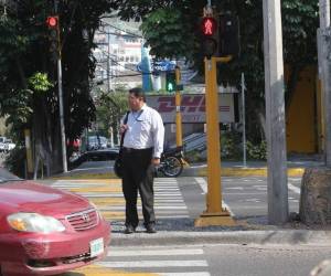 Los semáforos contarán con botones para solicitar el cruce como se aprecia en la imagen, forto Johny Magallanes/EL HERALDO.
