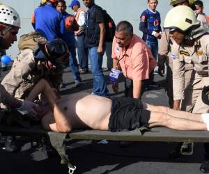 La avalancha de aficionados provocó asfixia entre las personas que intentaban ingresar en el Estadio Nacional. (Foto: AFP/ El Heraldo Honduras/ Noticias de Honduras)