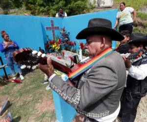 Los familiares dedicaron canciones a sus difuntos.