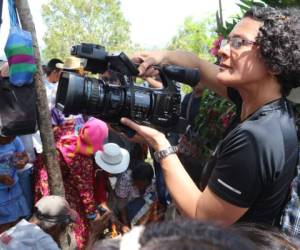 La cineasta Katia Lara en el rodaje del documental 'Berta vive'.
