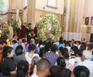 Luego de la misa, decenas de personas se acercaron a la Virgen de Suyapa. Fotos: Efraín Salgado/EL HERALDO.