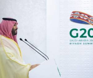 Una imagen proporcionada por el Palacio Real de Arabia Saudita el 22 de noviembre de 2020 muestra al príncipe heredero de Arabia Saudita, Mohammed bin Salman, dirigiéndose a una conferencia de prensa remota en la cumbre del G20, en la capital, Riad. Foto: Agencia AFP.