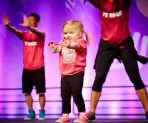 Niña con una extraña condición médica que baila zumba ¡se roba el show!.