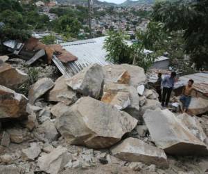 Rocas de varias toneladas destruyeron una vivienda en la colonia 1 de Diciembre.