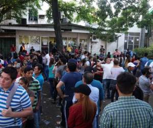 Muchos sampedranos llegaron hasta ayer a retirar el documento que les permitirá votar.