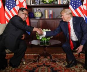 Donald Trump y Kim Jong Un se dieron este martes un histórico apretón de manos, el primero entre un presidente estadounidense en activo y un líder norcoreano.