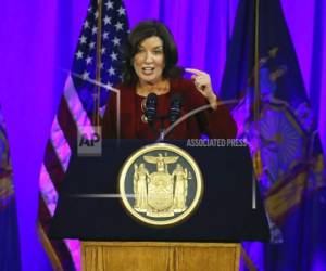 La vicegobernadora de Nueva York, Kathy Hochul, da un mensaje después de asumir el cargo el 1 de enero de 2019. (AP Foto/Richard Drew, File)