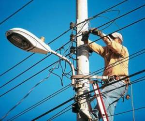 Empleados de la ENEE realizan el cambio de un transformador.