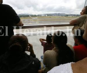 Familiares observan la nave aérea en la que partió el hondureño Ludwing Criss Zelaya Romero hacia Estados Unidos. Fotos: Estalin Irias/ El Heraldo.