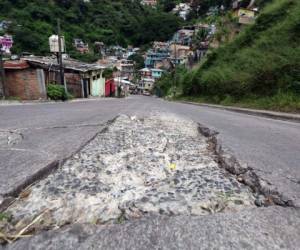 En la denominada “vuelta del perro ahorcado” permanece este gran boquete. Foto: Marvin Salgado/EL HERALDO.