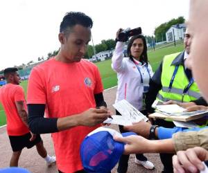 Keylor Navas firmando autógrados a algunos aficionados que acudieron al entrenamiento.