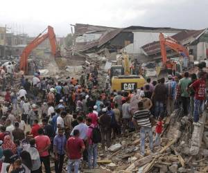 El sismo de magnitud 6,5 se produjo a las 05H03 hora local (22H03 GMT), según el Servicio Sismológico Estadounidense (USGS), a 10 km al norte de Reuleuet, Indonesia, foto: AP.