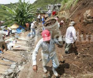 Varias personas se salvaron de morir soterradas tras un derrumbe en la colonia Cerro Grande, foto: Marvin Salgado / EL HERALDO.