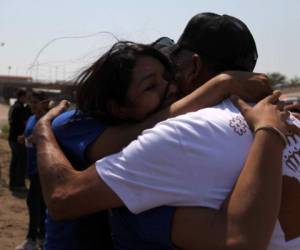 El evento 'Abrazos No Muros' permite que familias separadas por la migración ilegal puedan reencontrarse por unos minutos sobre la línea fronteriza con México. Foto: Archivo AFP.