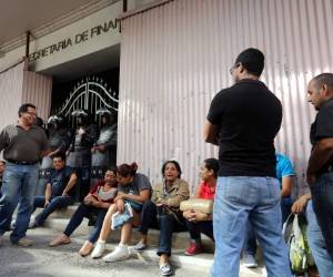 Los docentes se apostaron en las afueras de Finanzas. Foto. David Romero.