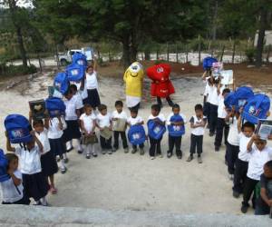 La H del diario líder, EL HERALDO, formaron los alumnos de la Escuela Alduvín Díaz Bonilla como muestra de agradecimiento por la visita.