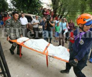 El cuerpo del pequeño Anthony González era retirado por elementos de rescate tras estar casi diez horas bajo tierra, foto: Efraín Salgado.