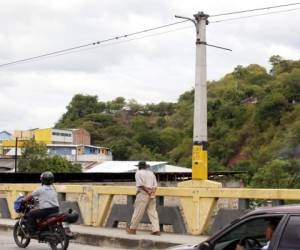 El puente del barrio La Bolsa, en las cercanías de Insep, quedó sin una sola lámpara. Foto: Marvin Salgado/EL HERALDO.