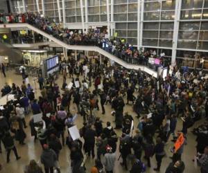 Más de mil personas protestaron en el aeropuerto de Seattle contra la orden ejecutiva de Donald Trump de implantar controles migratorios más estrictivos, foto: AP.
