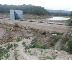 La represa Los Laureles reporta niveles muy bajos de almacenamiento del vital líquido. Fotos: Efraín Salgado/EL HERALDO.