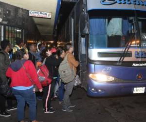 Largas filas hacen los pasajeros para subir a los buses interurbanos. Foto: Alex Pérez/EL HERALDO.