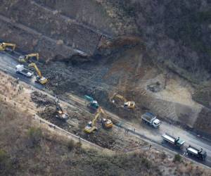El principal destrozo material fue un deslizamiento de tierra que daño una carretera en Fukushima. FOTO: AFP