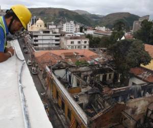 Desde lo alto se observa cómo las llamas acabaron con el techo y parte de los bienes del Museo del Hombre Hondureño. Las pérdidas son cuantiosas.Foto: EL HERALDO
