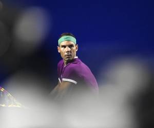 Rafael Nadal regresó a los entrenamientos el 18 de abril de 2022 tras una baja de cuatro semanas por una lesión de costillas, a poco más de un mes del Abierto de Francia en Roland Garros.