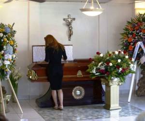 Los restos de Pompeyo del Valle fueron velados en la funeraria La Auxiliadora de Suyapa, rodeado de sus hijos, amigos y familiares. Foto: Emilio Flores / El Heraldo.