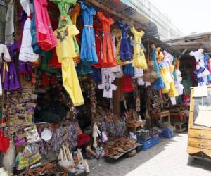 En la calle 8 de Comayagüela se observan los productos de la temporada. Por ejemplo vestimentas en honor al Día de Lempira. Foto: Marvin Salgado/EL HERALDO.