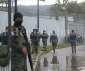 Contingente militar en las afueras del centro Renaciendo tras fuga de trece menores. Fotos: Estalin Irias/ EL HERALDO