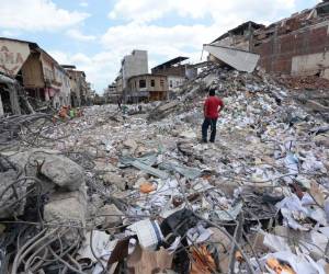 La tierra volvió a temblar con fuerza en Pedernales, el balneario de la provincia de Manabí epicentro del sismo del sábado, foto: Agencia AFP.