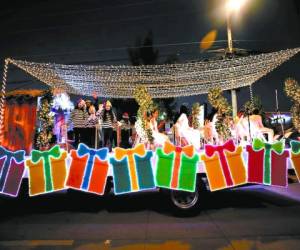 Mimos, ángeles y un coro infantil en una de las carrozas que formaron parte del desfile en el bulevar Suyapa, que marcó ayer el inicio de las celebraciones navideñas en la capital.