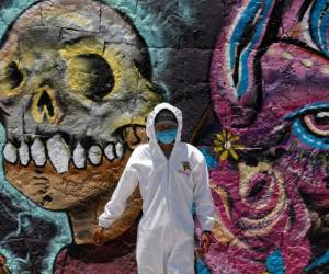 Kenneth Cattenhead, director ejecutivo de la funeraria The Family, ayuda a transportar un féretro el jueves 30 de abril de 2020 hasta una carroza en Newark, Nueva Jersey. Las familias han tenido que honrar a sus muertos a distancia y en pequeños grupos durante los tiempos actuales de distanciamiento social. (AP Foto/Seth Wenig)