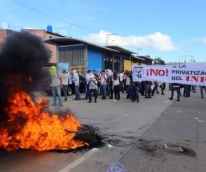 Al menos 80 estudiantes realizaron una protesta en la calle, cerrando el paso por el bulevar Centroamérica. Foto: David Romero/EL HERALDO.